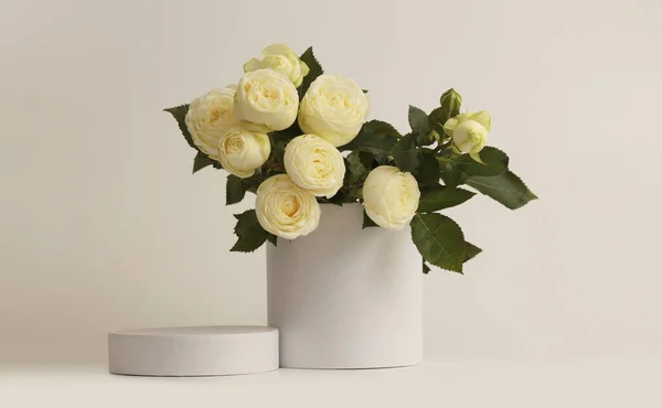 Amarelo Rosa Buquê Flores Pódio Branco Fundo Bege Claro Exibição — Fotografia de Stock