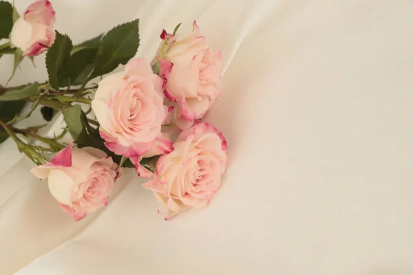 Ροζ Τριαντάφυλλο Μπουκέτο Λουλουδιών Μεταξωτό Ύφασμα Μπεζ Φόντο — Φωτογραφία Αρχείου