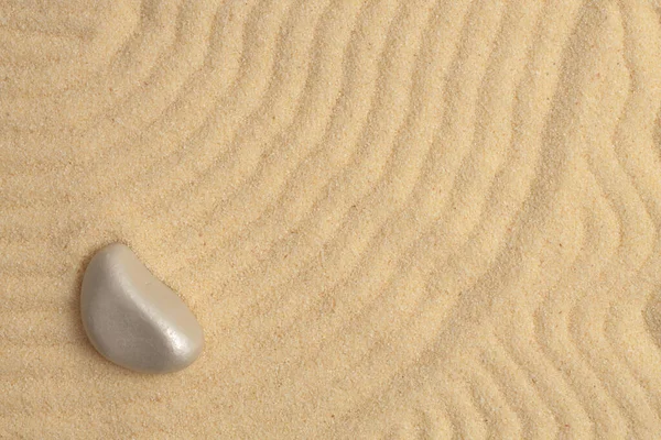 波の砂の上の石 自然背景 — ストック写真