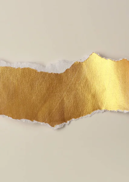 Złoty Blask Podarty Puste Kawałki Papieru Jasnobeżowym Tle — Zdjęcie stockowe