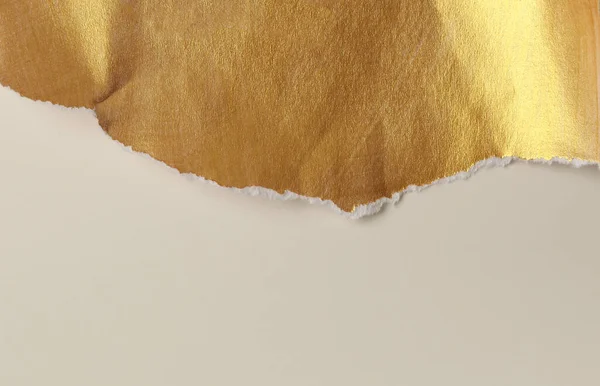 Oro Bronce Desgarrado Pedazos Vacíos Papel Sobre Fondo Beige Claro — Foto de Stock