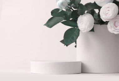 Beyaz kürsüde yumuşak gül çiçeği buketi. Açık bej arka plan. En az boş ürün sunum sahnesi.