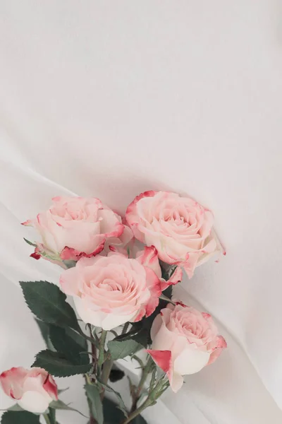 Ροζ Τριαντάφυλλο Μπουκέτο Λουλουδιών Μεταξωτό Ύφασμα Μπεζ Φόντο — Φωτογραφία Αρχείου