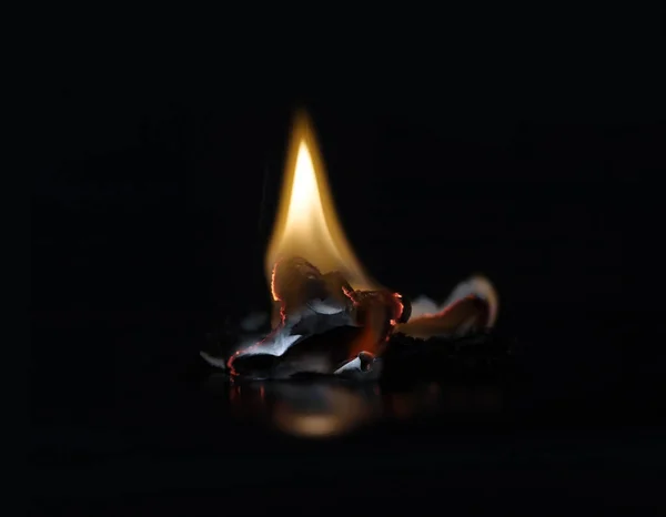 燃烧着的纸原木和黑色的火 — 图库照片
