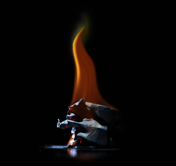 燃烧着的纸原木和黑色的火 — 图库照片