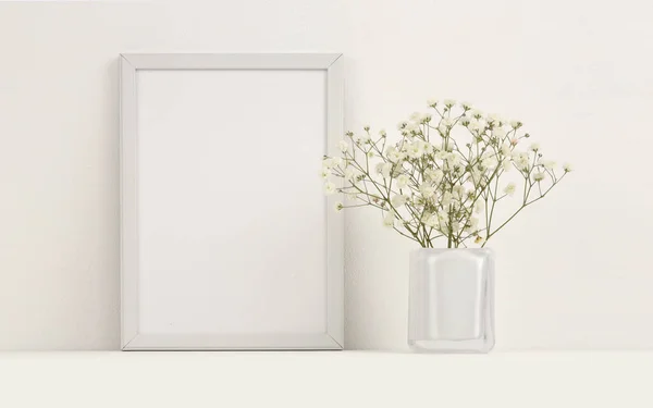 写字台 上有空的框架和花朵 复制空间创意Ligt米色中性工作空间 — 图库照片