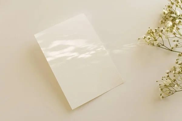 Lege Blanco Canvas Papieren Kaart Met Kopieerruimte Voor Tekstbericht Bloem — Stockfoto