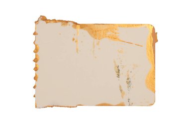 Yırtık eski grunge altın parçaları beyaz zemin üzerinde izole karton kağıt.