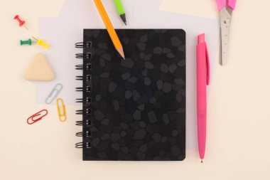 Boş kopya alanı boş kağıt kart bej nötr masa üzerinde. Sanat merkezi ofis masası çalışma alanı. Düz yatıyordu, üst.