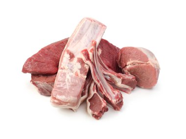 Çiğ kuzu eti, sığır eti, beyaz arka planda domuz eti.