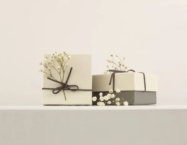 Створюйте Подарункові Коробки Квіткою Світло Бежевому Фоні Стіни Копіювати Простір — стокове фото