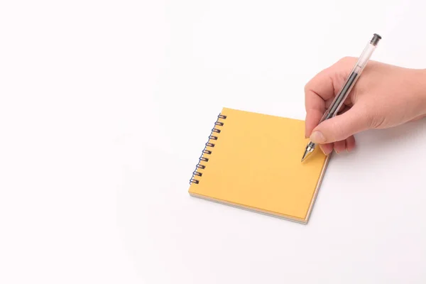 軽い背景のテキストのためのコピースペースが付いているペンおよびペーパー ノートとハンド — ストック写真