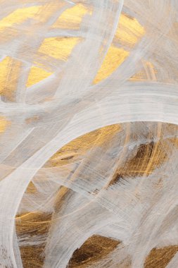 Beyaz ve altın mürekkep lekesi, fırça darbesi lekesi, leke, parlak duvar dokusu arka planı.