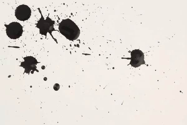 ベージュ紙の背景に黒インク水彩色 — ストック写真
