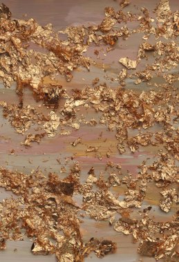 Bej, altın yaldızlı folyo lekeli boya. Soyut el çizimi doku arkaplanı.