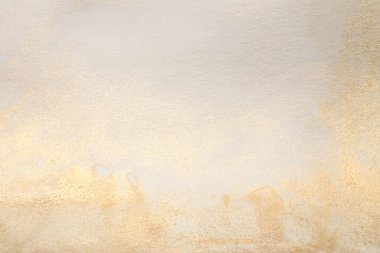 Suluboya kağıt, tahıl dokusu, duvar boyası. Soyut altın, nacre ve bej mermer kopya alanı arkaplanı.