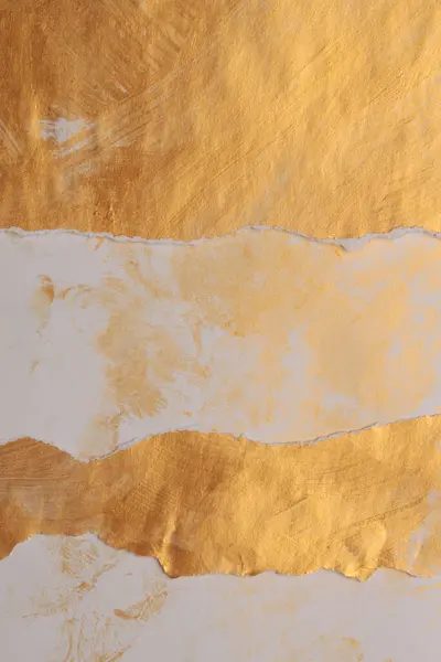 ひび割れたペーパー質の絵画は輝く光沢のある消しゴムの壁を描きました 抽象的な金 ベージュの汚れのコピースペースの背景 — ストック写真