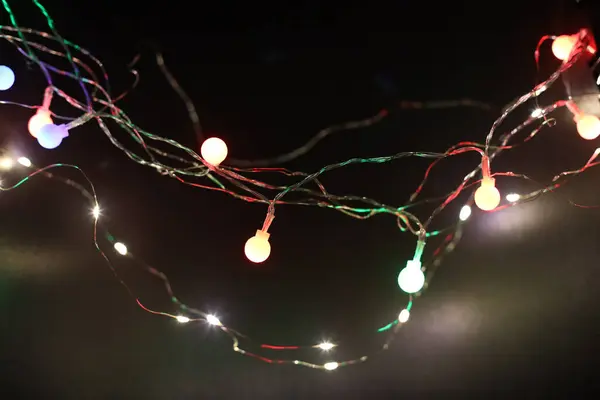 Měkké Zaměření Kouř Rozmazat Vánoční Barvy Girland Světla Pozadí Tmavé — Stock fotografie