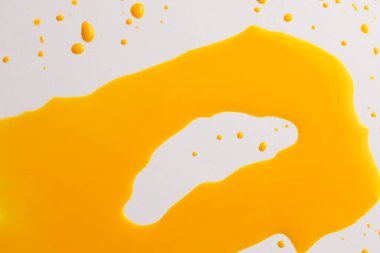 Mürekkep suluboya akış lekesi düşer. Soyut doku Sarı turuncu renk arkaplanı.