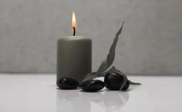 Brennende Kerze Schwarze Steine Und Bambusblatt Nature Spa Licht Und — Stockfoto