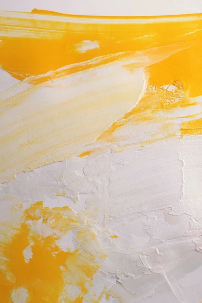 アートオイルおよびアクリルの汚れのキャンバス絵画のスタッコの壁 抽象的な質 黄色い色の染料のブラシの打撃の救済の質の背景 — ストック写真