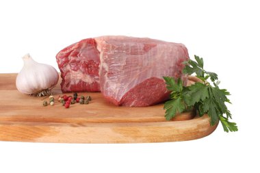 Çiğ et, ahşap tahtada domuz eti....