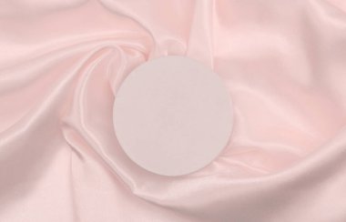 Bej ipek kumaş arka planda çember kağıt çerçeve etiketi. Soyut kopyalama alanı dokusu.