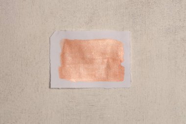 Bej ve nacre bronz çerçeve tahta duvarda boş kağıt boyama. Soyut doku kopyalama alanı nötr grunge arkaplan.