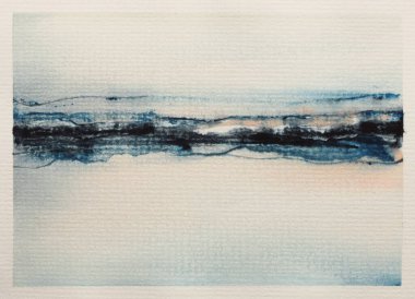 Mürekkepli suluboya el, arka planda ıslak tahıl kağıdı dokusu üzerine duman lekesi lekesi çizdi. Bej, mavi renkler.