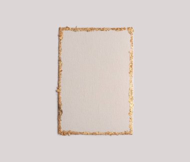 Gri, nötr kağıt arka planda bej ve altın parıltılı boş tuval çerçeve kartı. Soyut kopyalama alanı dokusu.