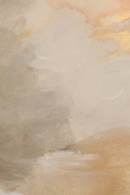 Bej, altın, mürekkep, suluboya duman lekesi ıslak kağıt, tahıl dokusu arka planında leke..
