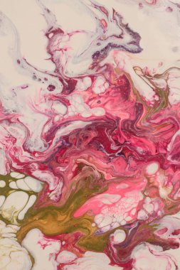 Soyut akrilik ve suluboya mermer leke boyası dökülüyor. Renk pembe ve bej dalga fotokopi alanı duman dokusu arkaplanı.
