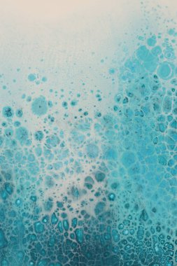 Soyut akrilik ve suluboya mermer boya lekesi. Renk mavi, bej, beyaz dalga duman dokusu arka plan.