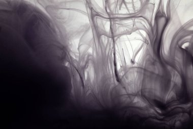 Suda mürekkep. Soyut duman tahıl ışığı ve gölge dokusu arka planı. Siyah ve beyaz renk.