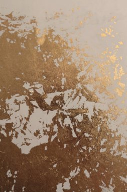Kırışan kağıt desenli, ışıl ışıl parlayan duvar boyası. Soyut altın, bej boyalı kopyalama alanı boş arkaplan.