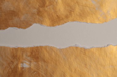 Altın, bronz ve bej renginde yırtık kağıt duvar boyası. Soyut parlaklık dokusu kopyalama alanı yardım arkaplanı.