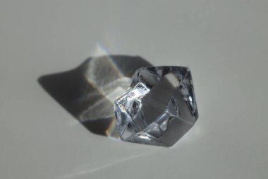 Kırılmalı cam kristal taş tahıl dokusu duvarı. Işık ve gölge dumanı soyut odak arkaplanı.