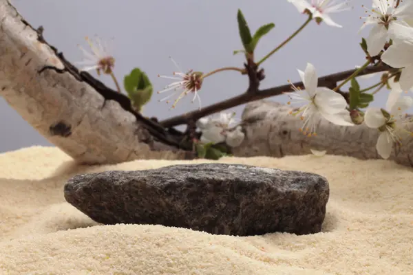 Kameny Pódium Béžovém Písku Pozadí Minimální Prázdná Scéna Prezentace Produktu — Stock fotografie