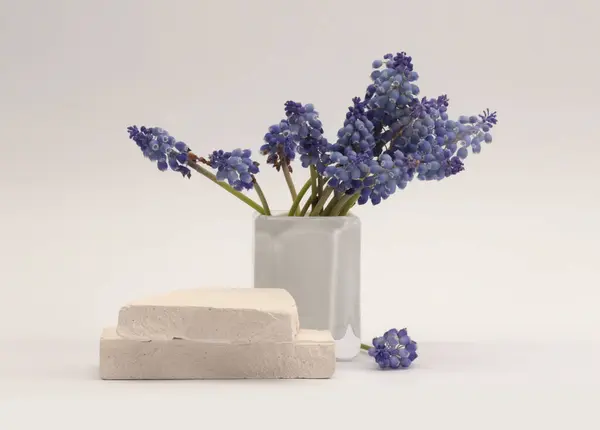 Platforma White Stones Podium Bukiet Kwiatów Wazonu Beżowym Jasnym Tle Obrazek Stockowy