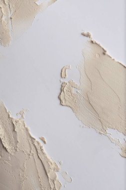Sanat yağı ve akrilik leke bezi duvar boyası. Soyut beyaz, bej renkli fırça darbesi modeli kil kabartma tahıl dokusu arka planı