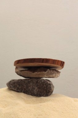 Tahta kütük, bej arkaplanda taş platformu podyumu. En az boş ürün sunum sahnesi.