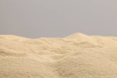 Bej rengi kum podyumu arka planı. En az boş ürün sunum sahnesi. Seçici yumuşak odak