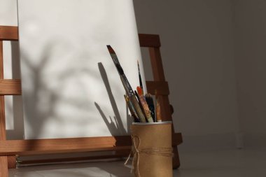 Boş kopya alanı tablo sehpası ve sanat atölyesi iç kısmında boya fırçası üzerineydi.