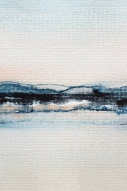 Mürekkepli suluboya el, arka planda ıslak tahıl kağıdı dokusu üzerine duman lekesi lekesi çizdi. Bej, mavi renkler.