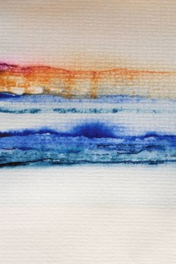 Mürekkepli suluboya el, arka planda ıslak tahıl kağıdı dokusu üzerine duman lekesi lekesi çizdi. Bej, mavi renkler.