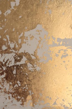 Kırışan kağıt desenli, parıltılı, parlak, lekeli duvar boyası. Soyut altın yaprak, bronz ve bej boyalı kopya alanı arkaplanı.