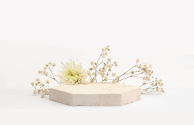 White Stones platform podyumu, bej ışıklı arka planda çiçek dalı. En az boş ürün sunum sahnesi.