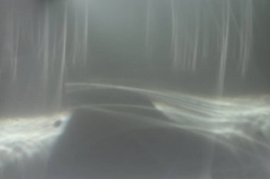 Kırılmalı gri bulanık doku duvarı. Işık ve gölge dumanı soyut odak arkaplanı. 