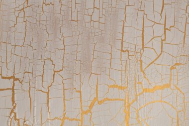 Craquelure çizik desenli buruşuk duvar arkaplanı. Altın, beyaz, bej rengi.