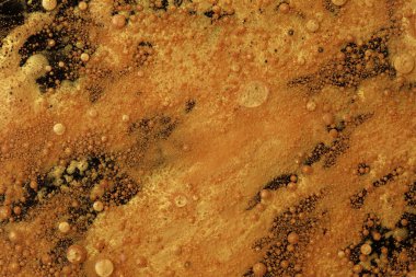 Soyut dalga, kabarcık lekesi ve düşüş arkaplanı. Akış dokusu. Su ve yağda akrilik altın rengi.